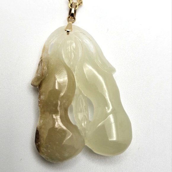 ๐ข3/$19๐ข Tan Brown Jade? Unknown Carving Necklace Gold Tone Chain - Picture 5 of 6